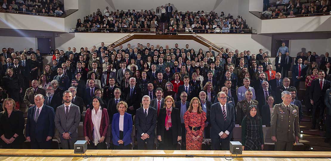 Foto de grupo con asistentes y galardonados.
